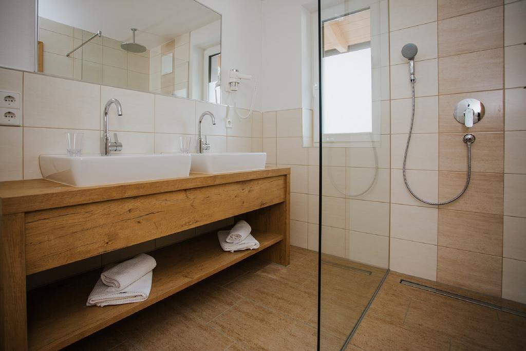 Apartmenthaus Strasswirt De Luxe Tröpolach المظهر الخارجي الصورة
